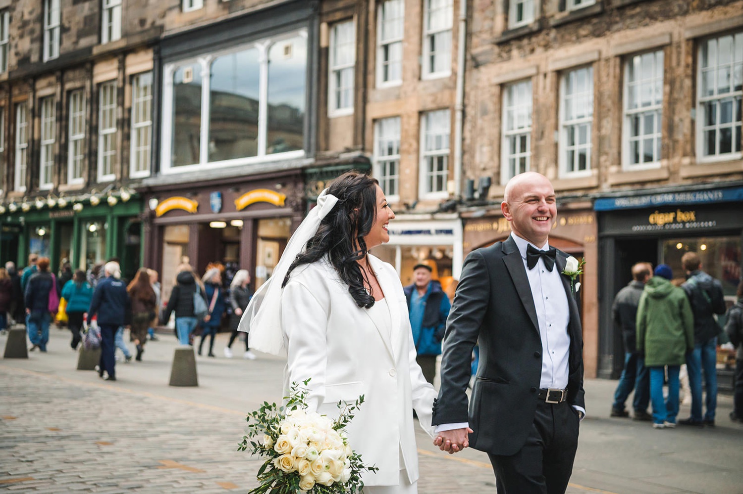 Bride and groom royal mile edinburgh