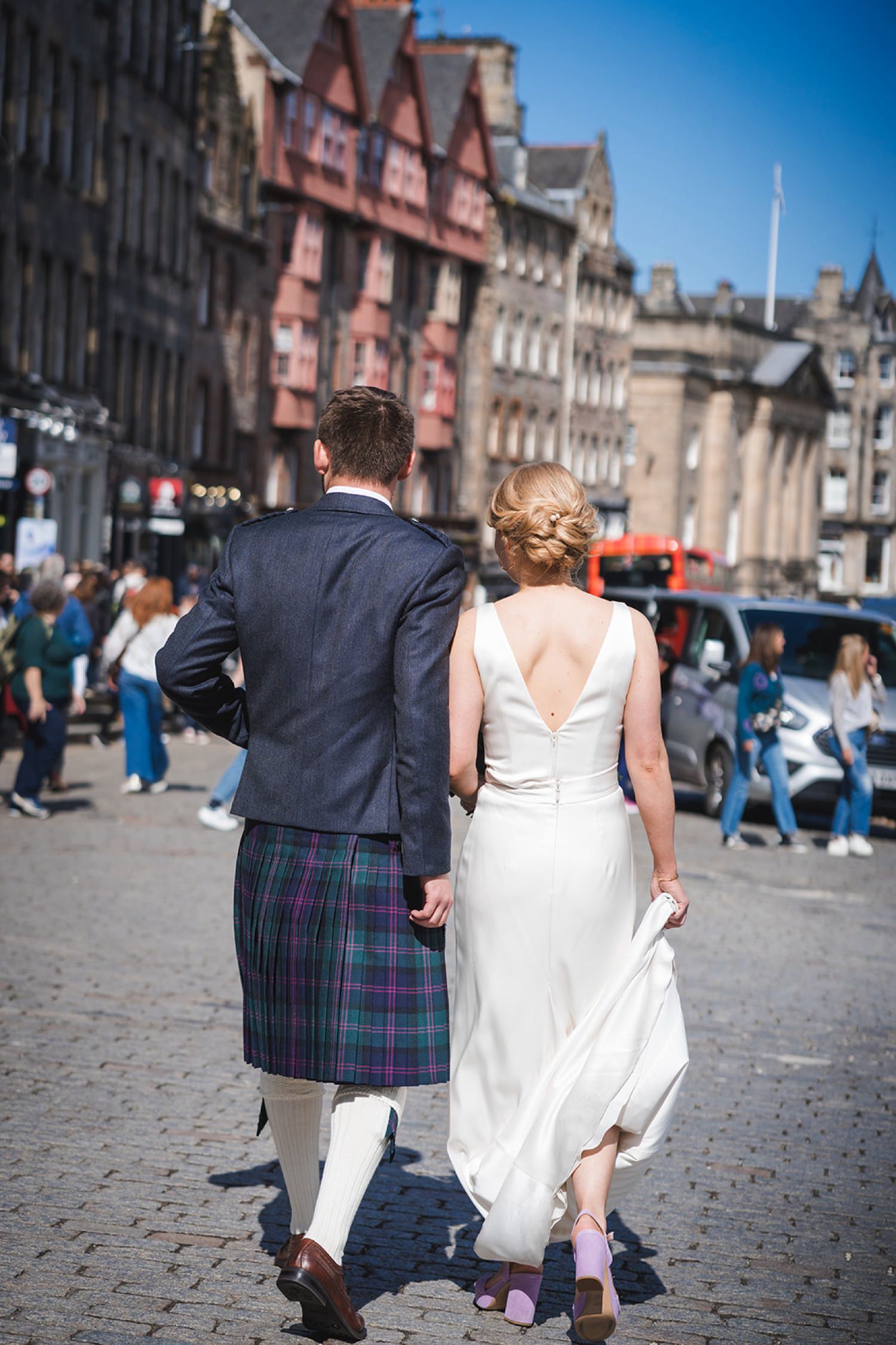 Bride and groom royal mile edinburgh