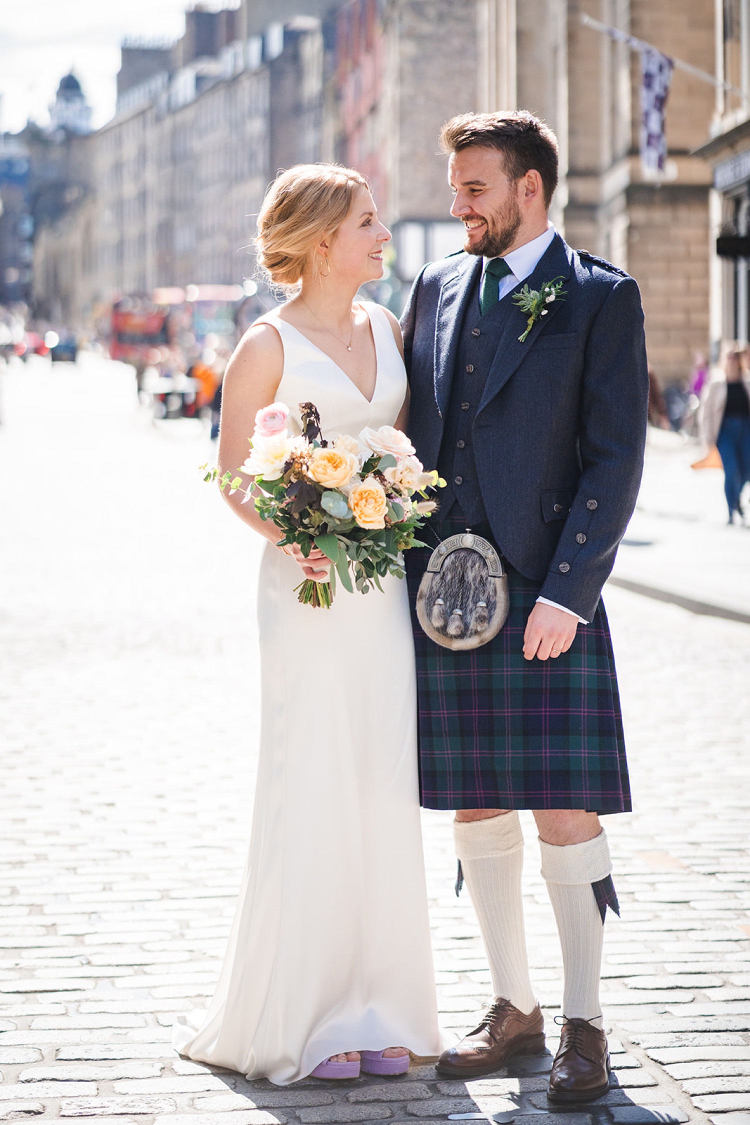 bride and groom royal mile edinburgh